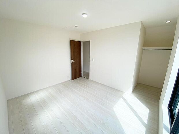 【☆Room☆】一人にひと部屋？収納？書斎？趣味部屋？あるいは客室？部屋数の多い間取りは、家族構成やライフステージの変化にも柔軟な対応を可能にし、家族の選択肢を広げます。