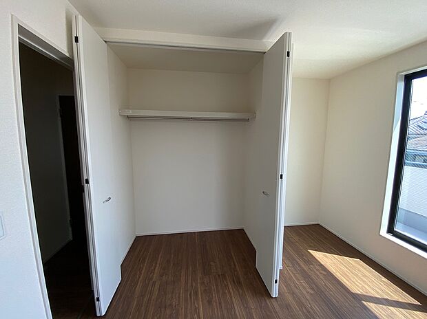 【リビング以外の居室】一人にひと部屋？収納？書斎？趣味部屋？あるいは客室？部屋数の多い間取りは、家族構成やライフステージの変化にも柔軟な対応を可能にし、家族の選択肢を広げます。
