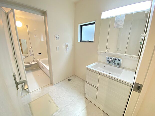 【☆Powder Room☆ 】☆Powder Room☆
収納スペースもバッチリなこちらの洗面化粧台。忙しい朝の時間にお役立ち！化粧品やヘアケア用品など細かな物もしっかり収納しておけるから「あれ？アレどこだっけ？」がなくなること間