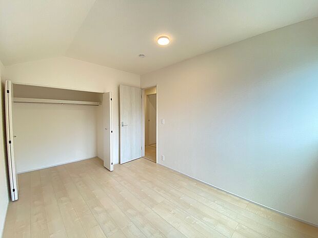 【☆Room☆ 】☆Room☆
一人にひと部屋？収納？書斎？趣味部屋？あるいは客室？部屋数の多い間取りは、家族構成やライフステージの変化にも柔軟な対応を可能にし、家族の選択肢を広げます。
