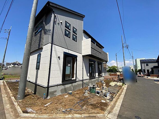 【☆前面道路含む現地写真☆2号棟・3号棟】一戸建ての大きなメリットは、「自分の土地」を自由に使えること。好きなペットが飼えるほか、ガーデニングやＤＩＹ、車やバイクの手入れなど様々な趣味を楽しめます♪