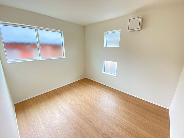【☆Room☆ 】☆Room☆
大きな窓からたっぷりと陽光が注がれる明るい空間。家族の成長に対応できる永住仕様の間取り。一日の疲れを癒やしてくれる、時を忘れて過ごせる空間。