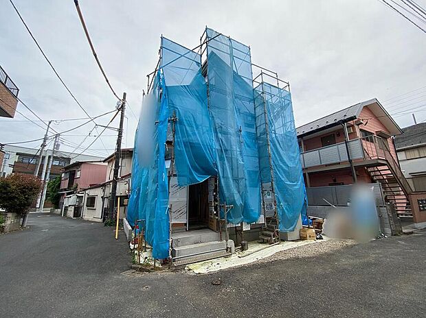 【現地外観写真】☆忙しく過ぎゆく日常を置き去るほど、ゆったりした時間が流れる住環境。『快適』とは「家」と「街」と「環境」が調和した時に訪れるだと改めて感じさせる永住邸がこちらです。