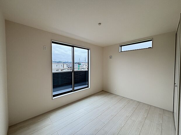 【☆Room☆ 大きな窓からたっぷりと陽光が注がれる明るい空間】☆Room☆
一人にひと部屋?収納?書斎?趣味部屋?あるいは客室?部屋数の多い間取りは、家族構成やライフステージの変化にも柔軟な対応を可能にし、家族の選択肢を広げます。