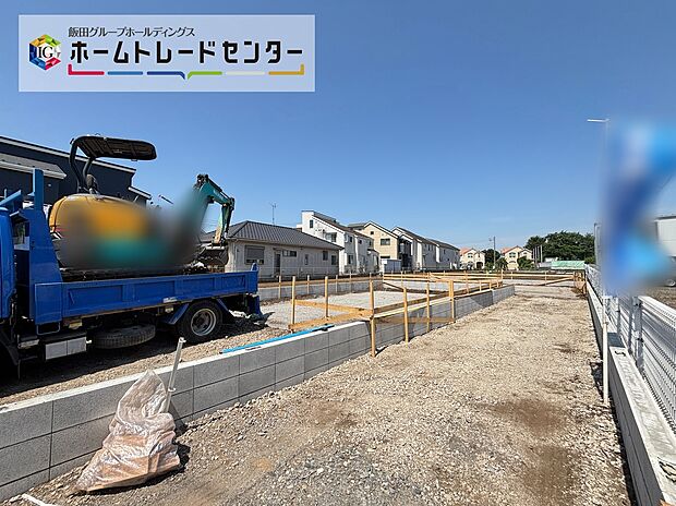 【現地外観写真】☆街に溶け合う美しい景観を生みだしているにも関わらず、採光や風通しを考えて設計された間取り。近隣との視線を考え、街全体で調整される窓位置。外観だけでなく、そこに住まうご家族の心地よさを最優先しました。