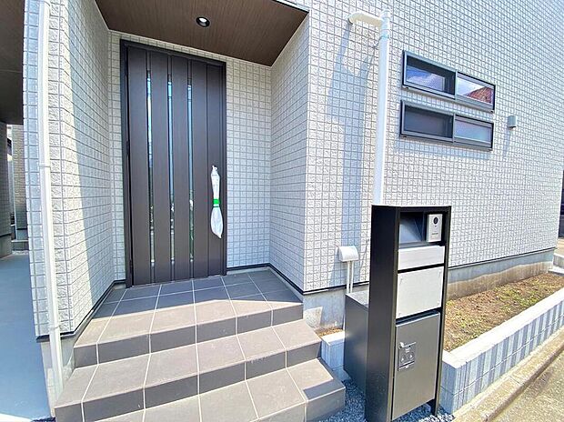 【宅配ボックス】ネット社会の今、利用が多くなってきたネット通販にも対応しています!宅配ボックスを設置済みですので、外出中でも再配達いらず♪
