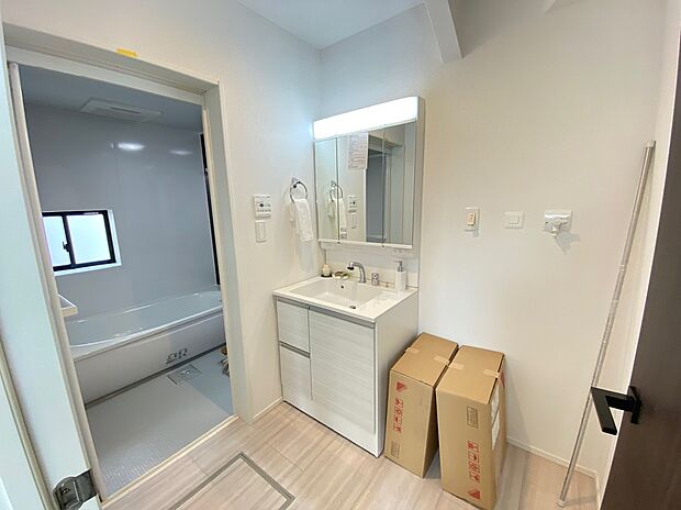【☆Powder Room☆ 】☆Powder Room☆
収納スペースもバッチリなこちらの洗面化粧台。忙しい朝の時間にお役立ち!化粧品やヘアケア用品など細かな物もしっかり収納しておけるから「あれ?アレどこだっけ?」がなくなること間