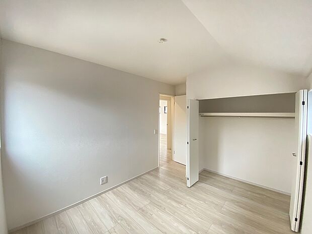 【☆Room☆ 】☆Room☆
居室に完備の収納は、お部屋を広々使うことが出来る優れもの！大切な思い出の品や、「今は使わない」季節ものを大切に保管♪スッキリ綺麗なお部屋で、趣味の時間も更に充実♪