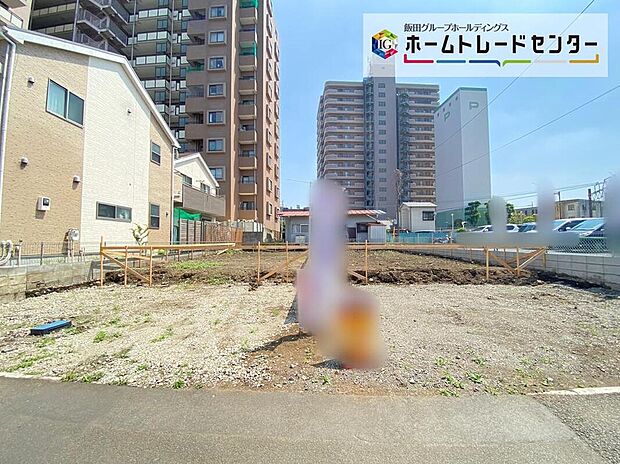 【前面道路含む現地写真】☆物件の陽当りや通風・仕様設備やお部屋の大きさの比較、近隣・周辺環境や街並みなど、資料には掲載していない情報が現地にはたくさんあります。ぜひ、建物だけでなく周辺環境もご確認ください！