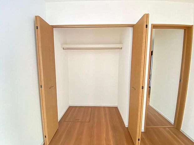 【リビング以外の居室】居室に完備の収納は、お部屋を広々使うことが出来る優れもの!大切な思い出の品や、「今は使わない」季節ものを大切に保管♪スッキリ綺麗なお部屋で、趣味の時間も更に充実♪