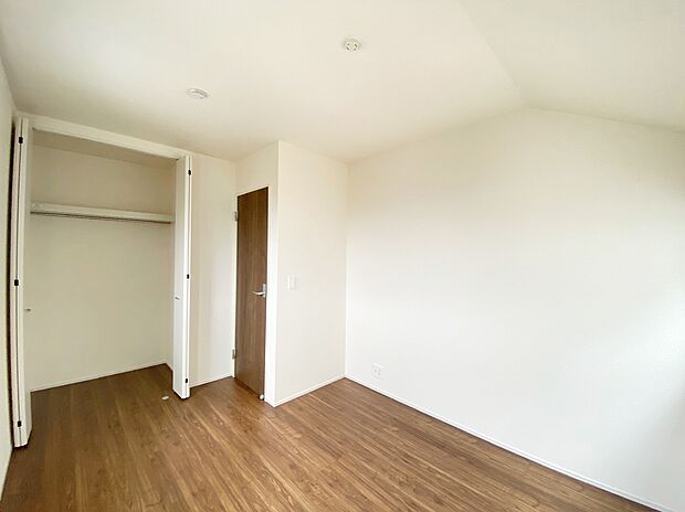 【☆Room☆ 】☆Room☆
各部屋を最大限に広く使って頂ける様、全居住スペースに収納付。プライベートルームはゆったりと快適に。