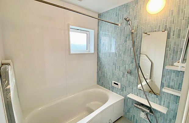 【☆System Bath☆ 】☆System Bath☆
半身浴も楽しめる一坪タイプの浴室は、防カビ仕様となっており、お掃除も楽々です。浴室乾燥機を完備し雨の日のお洗濯も安心です。