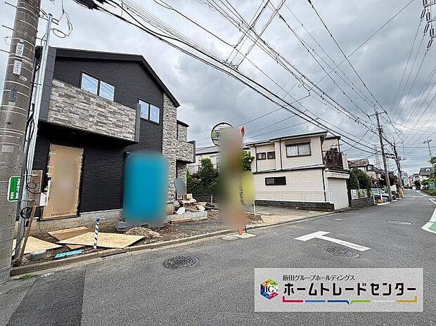 【前面道路含む現地写真】☆前面道路は車通りが多くないので、お車の出し入れもラクラクです♪一戸建ては都心部などの物件を除き、駐車スペース付きの物件が一般的。玄関と駐車スペースとの行き来もしやすく、天候が悪い日などに便利です。