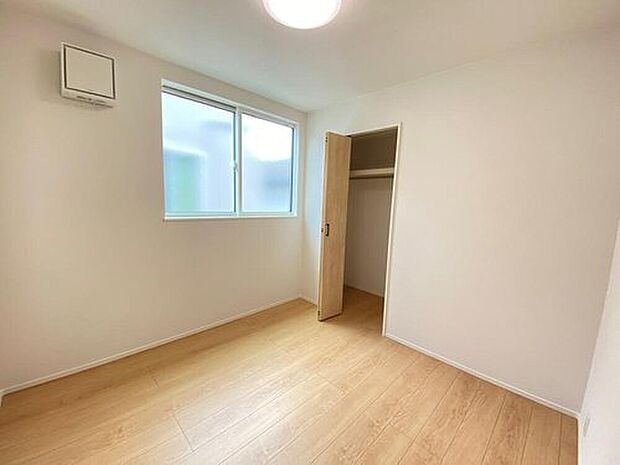 【リビング以外の居室】各部屋を最大限に広く使って頂ける様、全居住スペースに収納付。プライベートルームはゆったりと快適に。