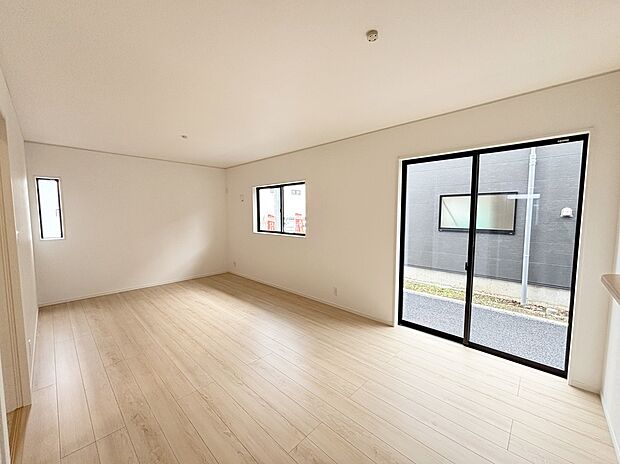 【☆Living Room☆ 】☆Living Room☆
使い勝手の良い、「リビングイン階段」の間取り。棟により、パントリーやリビング収納、WICなど収納も充実!日当たりの良いワイドバルコニーも魅力です♪