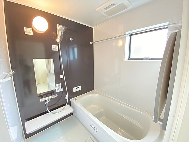 【☆System　Bath☆ 】☆System　Bath☆
半身浴も楽しめる一坪タイプの浴室は、防カビ仕様となっており、お掃除も楽々です。浴室乾燥機を完備し雨の日のお洗濯も安心です。