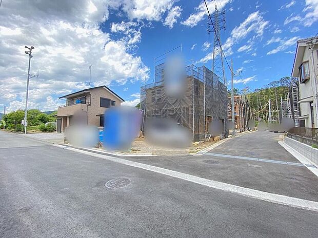 【前面道路含む現地写真】☆一戸建ての大きなメリットは、「自分の土地」を自由に使えること。好きなペットが飼えるほか、ガーデニングやＤＩＹ、車やバイクの手入れなど様々な趣味を楽しめます♪