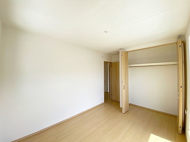 【☆Room☆ 】☆Room☆
居室に完備の収納は、お部屋を広々使うことが出来る優れもの!大切な思い出の品や、「今は使わない」季節ものを大切に保管♪スッキリ綺麗なお部屋で、趣味の時間も更に充実♪