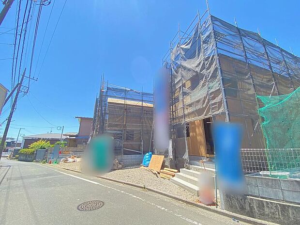 【前面道路含む現地写真】☆街に溶け合う美しい景観を生みだしているにも関わらず、採光や風通しを考えて設計された間取り。近隣との視線を考え、街全体で調整される窓位置。外観だけでなく、そこに住まうご家族の心地よさを最優先しました。