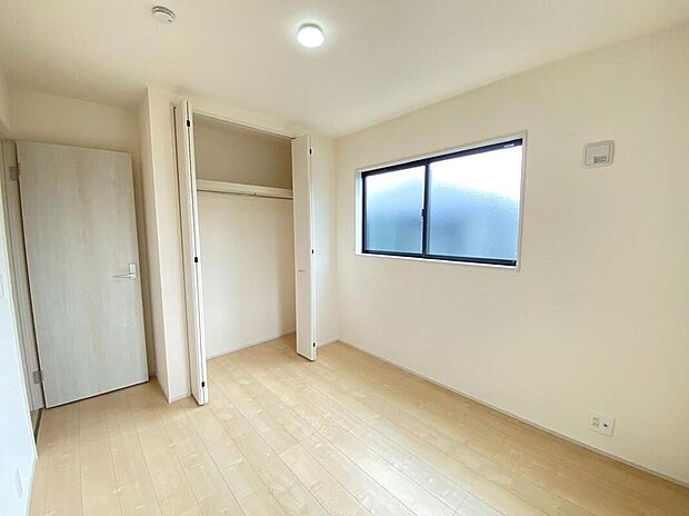 【リビング以外の居室】一人にひと部屋？収納？書斎？趣味部屋？あるいは客室？部屋数の多い間取りは、家族構成やライフステージの変化にも柔軟な対応を可能にし、家族の選択肢を広げます。