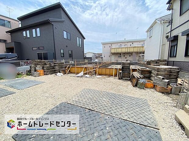【前面道路含む現地写真】☆街に溶け合う美しい景観を生みだしているにも関わらず、採光や風通しを考えて設計された間取り。近隣との視線を考え、街全体で調整される窓位置。外観だけでなく、そこに住まうご家族の心地よさを最優先しました。