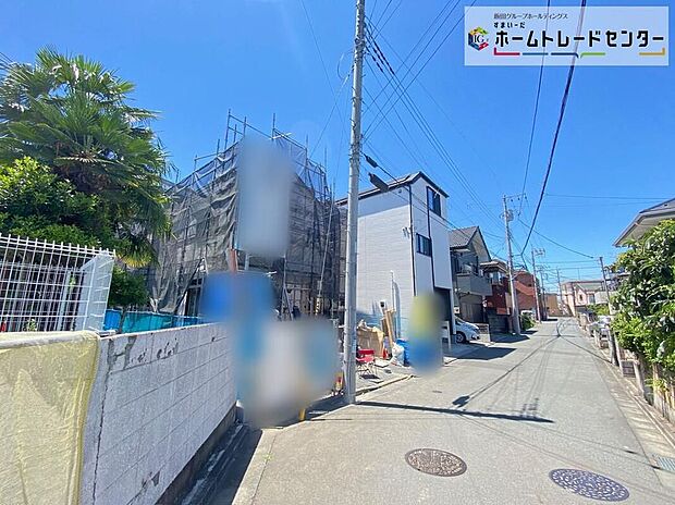 【前面道路含む現地写真】一戸建ての大きなメリットは、「自分の土地」を自由に使えること。好きなペットが飼えるほか、ガーデニングやＤＩＹ、車やバイクの手入れなど様々な趣味を楽しめます♪