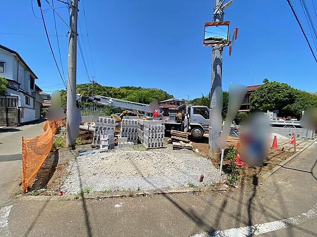 【前面道路含む現地写真】☆穏やかな時が流れる落ち着いた住環境の低層住宅地。家族のニーズに合わせた多彩な間取りプラン　暮らしやすさを是非、現地でご体感ください。