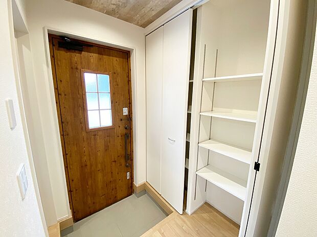 【☆Entrance☆ 】☆街に溶け合う美しい景観を生みだせるシンプルシックでおしゃれな外観と住み心地を考え貫いた設計!「ゆとりある落ち着いた暮らし」を叶えます♪
