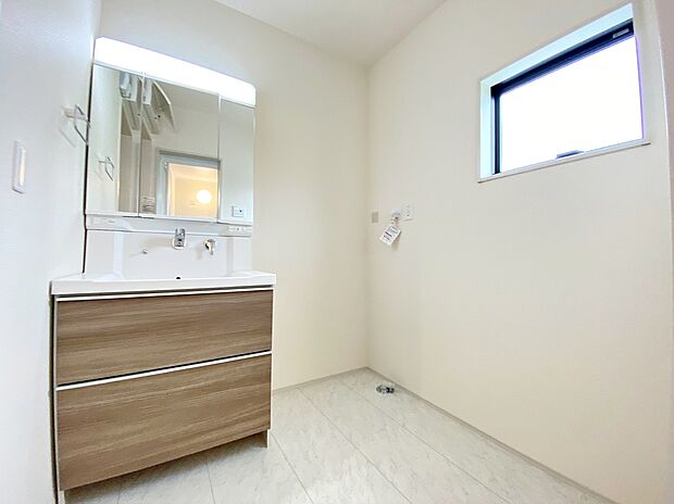 【☆Powder Room☆ 】☆Powder Room☆
収納スペースもバッチリなこちらの洗面化粧台。忙しい朝の時間にお役立ち!化粧品やヘアケア用品など細かな物もしっかり収納しておけるから「あれ?アレどこだっけ?」がなくなること間