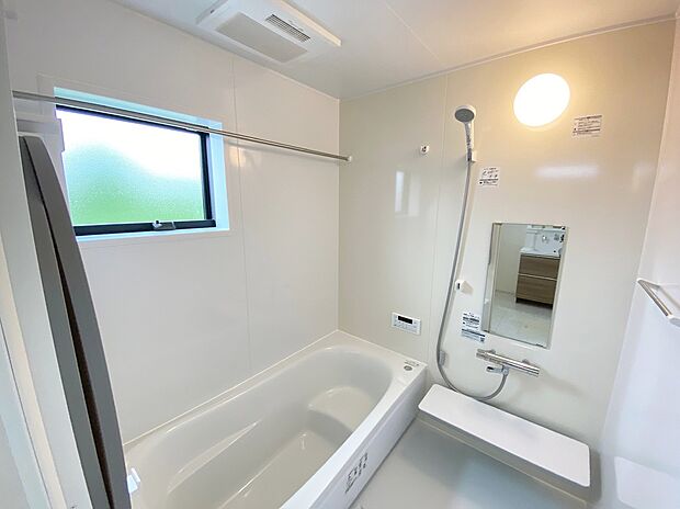【☆System Bath☆ 】☆System Bath☆
半身浴も楽しめる一坪タイプの浴室は、防カビ仕様となっており、お掃除も楽々です。浴室乾燥機を完備し雨の日のお洗濯も安心です。