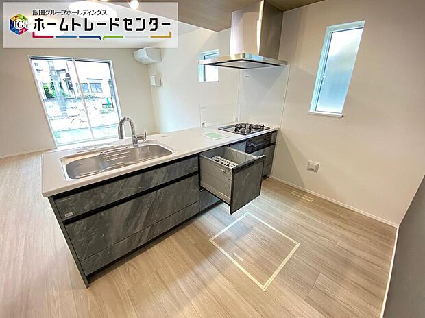 【キッチン】作業スペースを大きくとったキッチン。夫婦そろってキッチンに立っても調理がしやすくゆとりある広さ。食器類もすっきりと片付く収納力が期待できます。