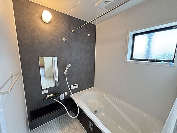 【☆System　Bath☆ 】☆System　Bath☆
半身浴も楽しめる一坪タイプの浴室は、防カビ仕様となっており、お掃除も楽々です。浴室乾燥機を完備し雨の日のお洗濯も安心です。