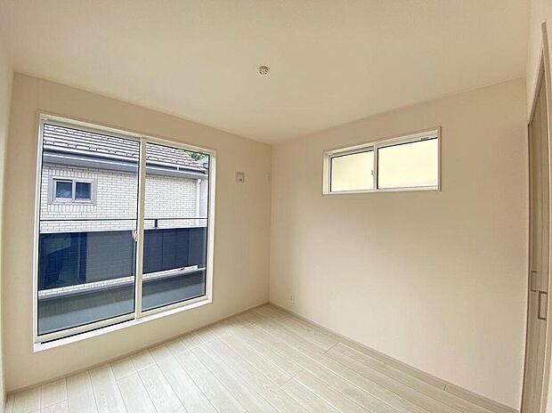 【リビング以外の居室】2面採光を確保した明るい室内は、風通しも良く、大変居心地の良い空間となっております。爽やかな風を感じて起きる朝は、快適生活の始まりに!