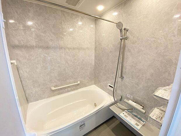 【☆System Bath☆ 】☆System Bath☆
半身浴も楽しめる一坪タイプの浴室は、防カビ仕様となっており、お掃除も楽々です。浴室乾燥機を完備し雨の日のお洗濯も安心です。