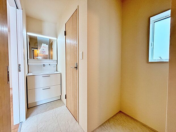 【☆Powder Room☆】収納スペースもバッチリなこちらの洗面化粧台。忙しい朝の時間にお役立ち!化粧品やヘアケア用品など細かな物もしっかり収納しておけるから「あれ?アレどこだっけ?」がなくなること間違いなし♪