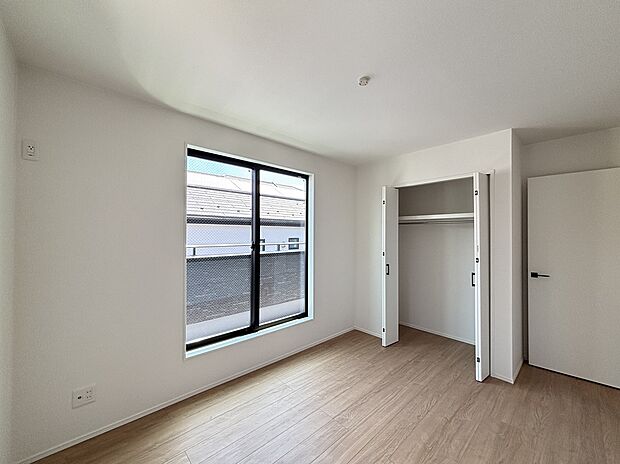 【☆Room☆】バルコニーに面したお部屋は、通風・採光共に良好な上、解放感タップリ♪
明るいお部屋は住まう人の心も明るくしてくれますね☆