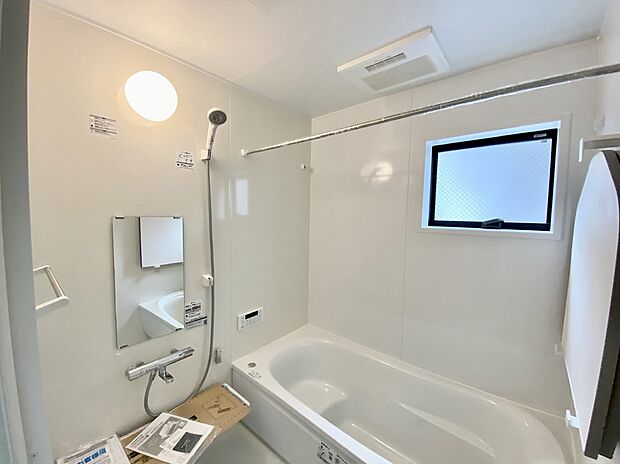 【☆System Bath☆ 】☆System Bath☆
半身浴も楽しめる一坪タイプの浴室は、防カビ仕様となっており、お掃除も楽々です。浴室乾燥機を完備し雨の日のお洗濯も安心です。