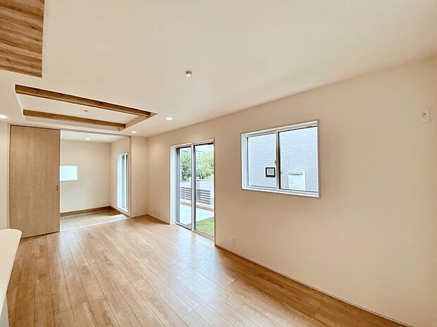【☆Living Room☆ 】☆Living Room☆
空気感という居心地の良いBGMは、暮らしのステージを彩り、心からのやすらぎと満足感を与えてくれます。通風と採光を考慮したリビングは地域の鼓動を感じながらお寛ぎ頂けます♪