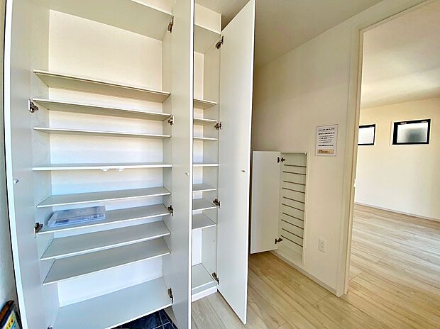 【☆Entrance☆ 】☆街に溶け合う美しい景観を生みだせるシンプルシックでおしゃれな外観と住み心地を考え貫いた設計!「ゆとりある落ち着いた暮らし」を叶えます♪
