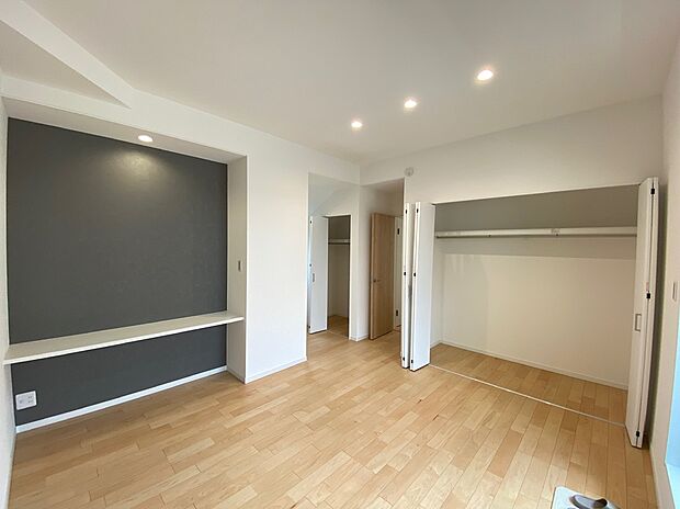 【☆Room☆ 】☆Room☆
居室にはクローゼットを完備し、自由度の高い家具の配置が叶うシンプルな空間です。お子様の成長と共に必要になる子供部屋にぴったりの間取りですね。