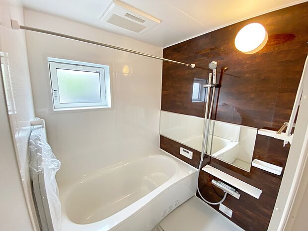 【☆System Bath☆ 】☆System Bath☆
半身浴も楽しめる一坪タイプの浴室は、防カビ仕様となっており、お掃除も楽々です。浴室乾燥機を完備し雨の日のお洗濯も安心です。