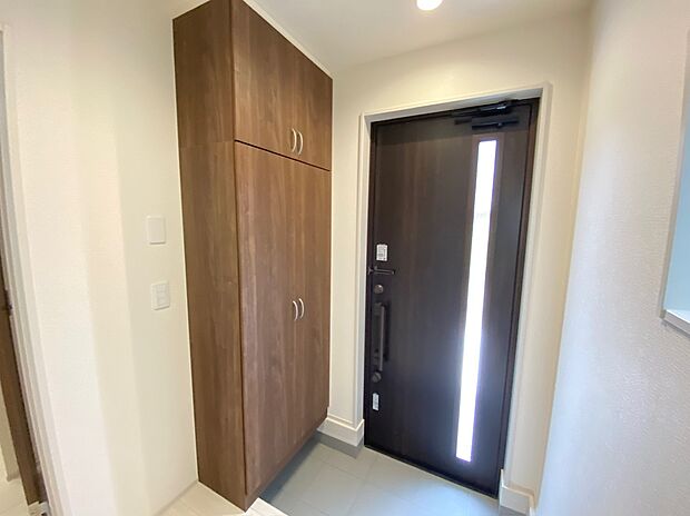 【☆Entrance☆ 】☆Entrance☆
上質感漂う玄関と廊下。居住者の帰り、訪れる方を優しく迎える・安らぎに満ちた生活空間を予感させる。健やかな暮らしを楽しめそう。