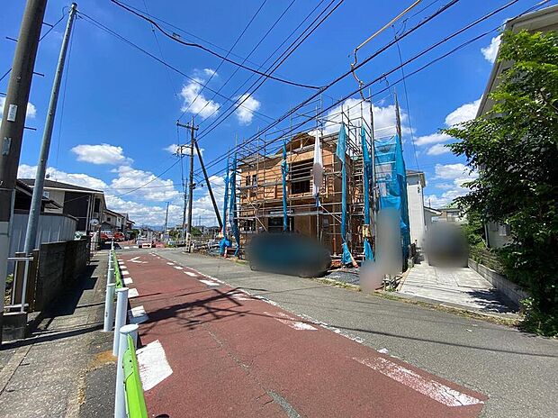 【前面道路含む現地写真】上質感漂う玄関と廊下。居住者の帰り、訪れる方を優しく迎える・安らぎに満ちた生活空間を予感させる。健やかな暮らしを楽しめそう。