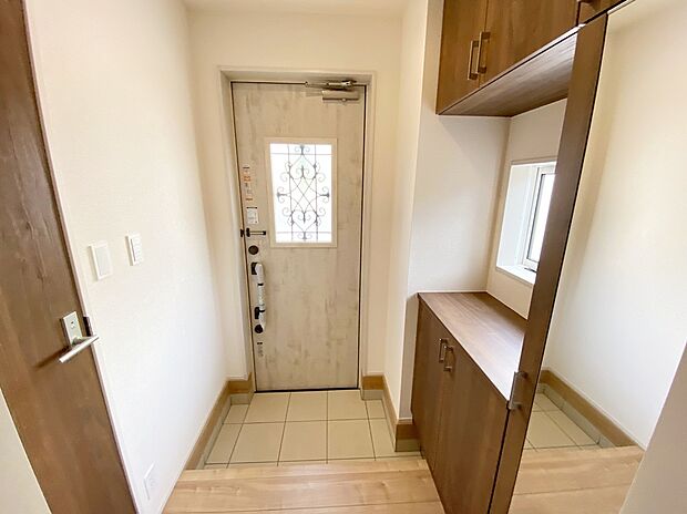【☆Entrance☆ 】☆Entrance☆
お家に出会う人々を迎える玄関だからこそ、広々清潔感あふれる空間にしたいものです。採光・通風にも配慮された設計で毎日明るい空間をキープします♪