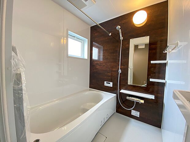 【☆System Bath☆ 】☆System Bath☆
半身浴も楽しめる一坪タイプの浴室は、防カビ仕様となっており、お掃除も楽々です。浴室乾燥機を完備し雨の日のお洗濯も安心です。