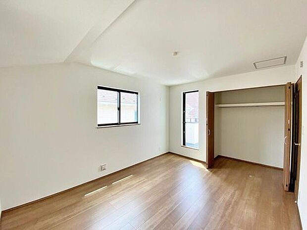 【☆Room☆】居室にはクローゼットを完備し、自由度の高い家具の配置が叶うシンプルな空間です。お子様の成長と共に必要になる子供部屋にぴったりの間取りですね。