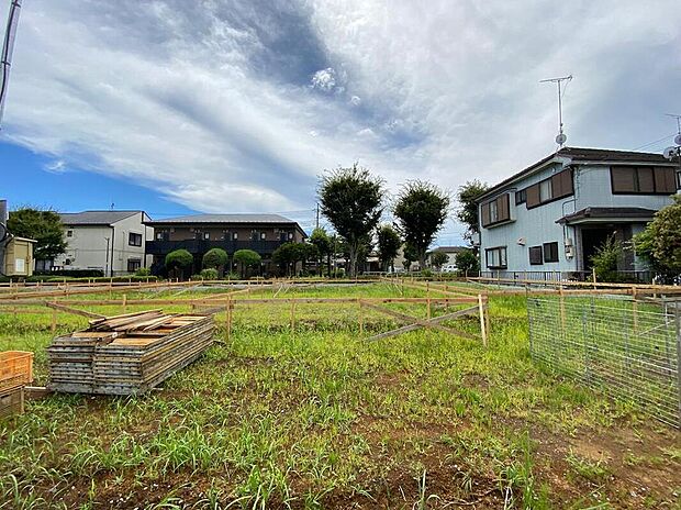 【現地外観写真】☆忙しく過ぎゆく日常を置き去るほど、ゆったりした時間が流れる住環境。『快適』とは「家」と「街」と「環境」が調和した時に訪れるだと改めて感じさせる永住邸がこちらです。