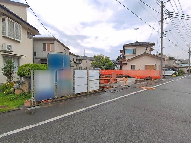 【前面道路含む現地写真】生活するだけの家ではなく「日々を楽しむ暮らし」を♪南からの陽光たっぷり降りそそぐ明るいお住まいです。採光良好な風通しの良い快適な空間となっております。