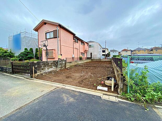 【前面道路含む現地写真】☆街に溶け合う美しい景観を生みだせるシンプルシックでおしゃれな外観と住み心地を考え貫いた設計！「ゆとりある落ち着いた暮らし」を叶えます♪