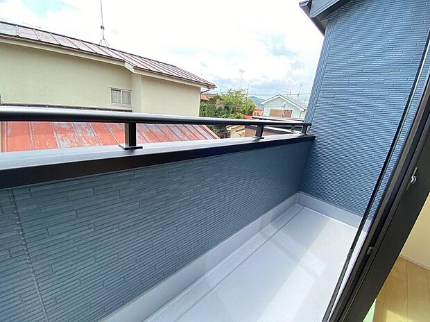 【☆Balcony☆】太陽に愛された邸は、陽当り・通風に優れた魅力的かつ快適さを追求した邸宅でした。ここに住むからこそ意味がある。そんな特別感に浸りながら、毎日をお過ごし頂けるお家がこちらです♪